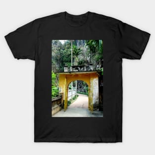 Vietnam - Ninh Binh Tam Coc , Pagode de Bich Dong T-Shirt